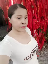 编号2135  48岁，75年出生，女，离异，有一个23岁男孩随我一个26岁女孩随对方，身高157cm，小学学历，老家四川省宜宾市，目前在广东省深圳市待业，正在找工作，择偶要求：40-60岁，身高165cm以上，学历不限，要求有房。
