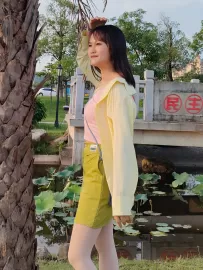 编号60042  34岁，90年出生，女，离异，有一个13岁女儿随对方，身高162cm，大专学历，老家广东省中山市，目前在广东省中山市工作，幼师，月收入3000元，择偶要求：年龄不限，身高168cm以上，学历不限。