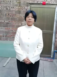 编号60154  51岁，74年出生，女，离异，有一个25岁女孩随对方，身高155cm，小学学历，