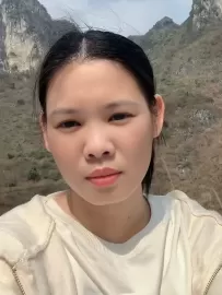 编号60145  35岁，89年出生，女，离异，有一个9岁女孩随我，身高155.5cm，高中学历，老家广西省来宾市，目前在广东省深圳市工作，制造行业，月收入4500元+，择偶要求：35-40岁，身高170cm以上，高中以上学历，情绪稳定，温柔体贴，善解人意，心地善良。