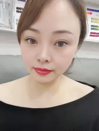 编号2195  37岁，87年出生，女，离异，有一个10岁女孩随对方，身高168cm，高中学历，老家湖南省衡阳市，目前在广东省深圳市开店，美容店，月收入1-2万，有房，择偶要求：40-46岁，身高178cm以上，初中以上文化，情商一定要高，收入要比我高。