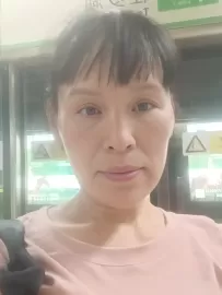编号20578  53岁，72年出生，女，离异，有一个27岁男孩一个26岁女孩随对方，身高156cm，小学学历，老家贵州省安顺市，目前在广东省深圳市工作，服务行业，月收入2800元，择偶要求：30-50岁，身高168cm以上，高中以上文化。