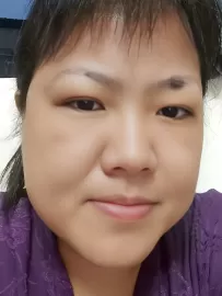 编号20591  45岁，80年出生，女，离异，有一个20岁女孩随对方，身高160cm，高中学历，老家湖北省荆州市，目前在广东省广州市工作，制衣厂上班，月收入5000左右，择偶要求：40-50岁，身高170cm以上，高中以上文化。