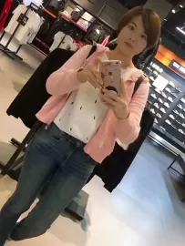 编号20457  33岁，92年出生，女，离异，有个7岁男孩随对方，身高165cm，大专学历，老家辽宁省阜新市，目前在广东省佛山市工作，餐饮行业，点心师，月薪5000元+，有车，择偶要求：28岁+，身高160cm以上，高中以上文化，广佛清定居的男士。