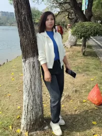编号60144  41岁，84年出生，女，离异，有一个18岁女孩一个20岁男孩随对方，身高156cm，初中学历，老家广西省柳州市，目前在广东省东莞市工作，毛织行业，月收入7000元，择偶要求：40-50岁，身高学历不限。