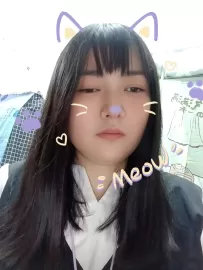 编号40346  35岁，89年出生，女，离异，有个14岁女儿随对方，身高165cm，初中学历，老家湖南省株洲市，目前在广东省深圳市龙华区工作，厂里上班，月收入5000-6000元，择偶要求：大我几岁吧，身高比我高点就行，学历不限，对我好疼我爱我的就行了。