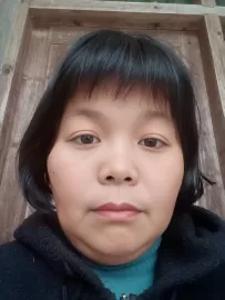 编号2295  38岁，87年出生，女，离异，有一个9岁男孩随对方，身高160cm，初中学历，老家广东省揭阳市，目前在广东省深圳市工作，工厂上班，月收入3000元，择偶要求：38-48岁，身高学历不限，没有暴力倾向、养家糊口。