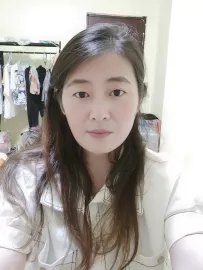 编号20603  45岁，80年出生，女，离异，有一个23岁女孩一个19岁男孩随我，身高156cm，初中学历，老家安徽省阜阳市，目前在广东省深圳市龙岗区工作，工厂上班，月收入5000元，择偶要求：40-44岁，身高学历不限。