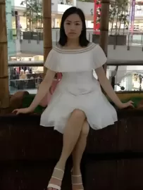 编号40098  37岁，88年出生，女，离异，有个7岁男孩随对方，身高157cm，中专学历，老家广东省茂名市电白县，目前在佛山工作，餐饮行业，月薪5000元，择偶要求：33-38岁，身高170cm以上，要求是广东人士，最好是佛山或广州人士，高中以上文化，月入六千以上。