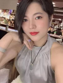 编号2136  39岁，85年出生，女，离异，有一个19岁女孩随我一个9岁男孩随对方，身高158cm，初中学历，老家广东省肇庆四会市，目前在广东省肇庆四会市做生意，玉器行业，月收入5000元+，择偶要求：40-50岁，身高170cm以上，高中以上文化，有房有车，最好是广州或者佛山人。