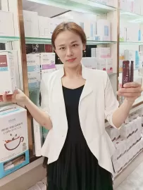 编号20527  50岁，75年出生，女，离异，有两个儿子都已经分别研究生毕业和大学毕业了，身高159cm，高中学历，老家广东省阳江市，目前在广东省东莞市横沥镇工作，美容行业，月收入5000-8000元，有房，择偶要求：55-60岁，身高168cm以上，高中以上文化。
