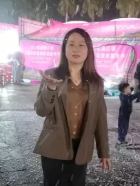 编号40546  42岁，83年出生，女，离异，有一个11岁男孩随我，身高160cm，初中学历，老家广东省陆丰市，目前在广东省东莞市黄江镇工作，超市上班，月收入3000元+，择偶要求：35-45岁，身高170cm以上，初中以上文化。