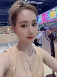 编号2193  39岁，84年出生，女，离异，有一个8岁女孩随对方，身高168cm，高中学历，老家黑龙江省，目前在广东省惠州市惠阳区大亚湾工作，个体行业，月收入5000元+，择偶要求：35-45岁，身高175cm，高中以上文化。