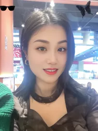 编号2215  34岁，90年出生，女，离异，有一个14岁女孩随对方，身高159cm，高中学历，老家湖南省郴州市，目前在广东省深圳市龙华区工作，文职，月收入8000元，择偶要求：30-45岁，身高168cm以上，高中以上文化。